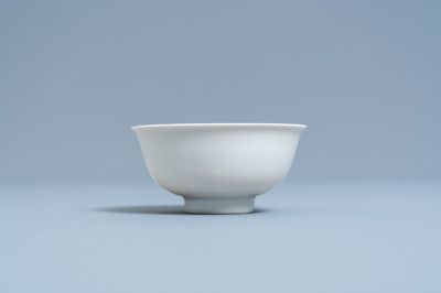 Un bol en porcelaine de Chine blanc monochrome à décor anhua de dragons, marque et époque de Yongzheng
