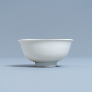 Un bol en porcelaine de Chine blanc monochrome à décor anhua de dragons, marque et époque de Yongzheng — photo 2