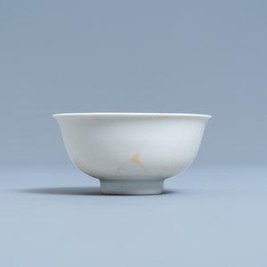 Un bol en porcelaine de Chine blanc monochrome à décor anhua de dragons, marque et époque de Yongzheng — photo 3