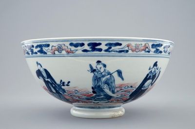 Un bol en porcelaine de Chine bleu, blanc et rouge à décor d'immortels, 19/20ème
