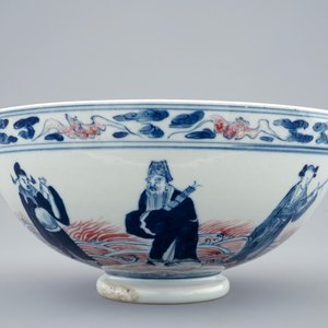 Un bol en porcelaine de Chine bleu, blanc et rouge à décor d'immortels, 19/20ème — photo 4