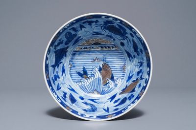 Un bol en porcelaine de Chine bleu, blanc et rouge de cuivre aux carpes et créatures marines, marque de Xuande, Kangxi