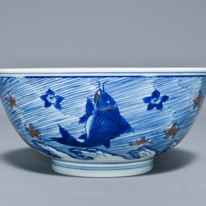 Un bol en porcelaine de Chine bleu, blanc et rouge de cuivre aux carpes et créatures marines, marque de Xuande, Kangxi — photo 5