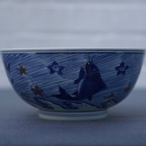 Un bol en porcelaine de Chine bleu, blanc et rouge de cuivre aux carpes et créatures marines, marque de Xuande, Kangxi — photo 10