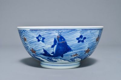 Un bol en porcelaine de Chine bleu, blanc et rouge de cuivre aux carpes et créatures marines, marque de Xuande, Kangxi