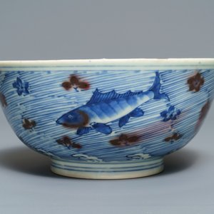 Un bol en porcelaine de Chine bleu, blanc et rouge de cuivre aux carpes et créatures marines, marque de Xuande, Kangxi — photo 1