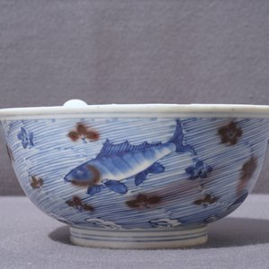 Un bol en porcelaine de Chine bleu, blanc et rouge de cuivre aux carpes et créatures marines, marque de Xuande, Kangxi — photo 13