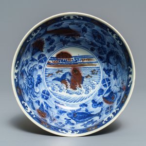 Un bol en porcelaine de Chine bleu, blanc et rouge de cuivre aux carpes et créatures marines, marque de Xuande, Kangxi — photo 5
