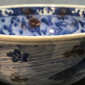 Un bol en porcelaine de Chine bleu, blanc et rouge de cuivre aux carpes et créatures marines, marque de Xuande, Kangxi — photo 9