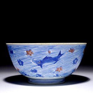 Un bol en porcelaine de Chine bleu, blanc et rouge de cuivre aux carpes et créatures marines, marque et époque de Kangxi — photo 3