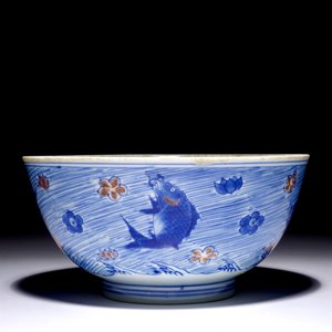 Un bol en porcelaine de Chine bleu, blanc et rouge de cuivre aux carpes et créatures marines, marque et époque de Kangxi — photo 4