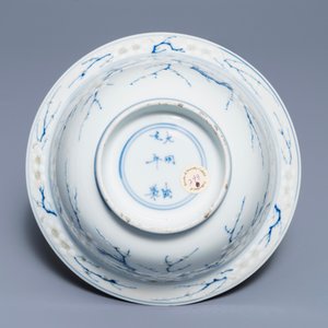 Un bol en porcelaine de Chine bleu, blanc et rouge, marque de Chenghua, Kangxi — photo 5