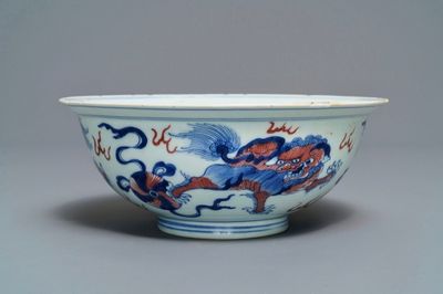 Un bol en porcelaine de Chine bleu, blanc et rouge, marque et époque de Qianlong
