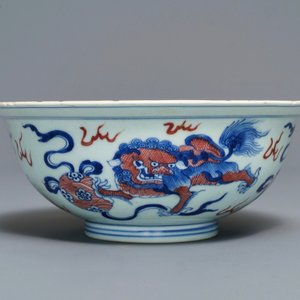 Un bol en porcelaine de Chine bleu, blanc et rouge, marque et époque de Qianlong — photo 6