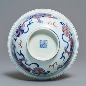 Un bol en porcelaine de Chine bleu, blanc et rouge, marque et époque de Qianlong — photo 8