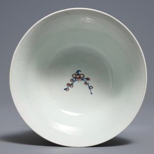 Un bol en porcelaine de Chine bleu, blanc et rouge sur fond céladon, Kangxi — photo 5