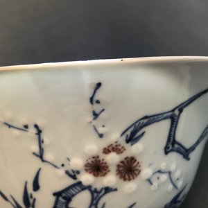 Un bol en porcelaine de Chine bleu, blanc et rouge sur fond céladon, Kangxi — photo 9