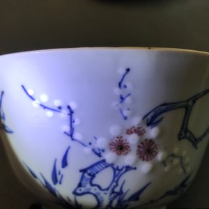 Un bol en porcelaine de Chine bleu, blanc et rouge sur fond céladon, Kangxi — photo 10