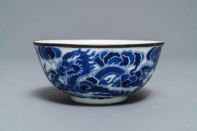 Un bol en porcelaine de Chine 'Bleu de Hue' pour la cour de Vietnam, marque Thieu Tri, 19ème