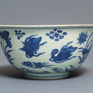 Un bol en porcelaine de Chine bleu et blanc à décor de canards, marque et époque de Wanli — photo 2