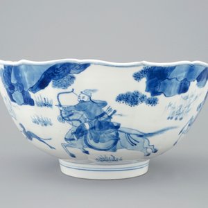 Un bol en porcelaine de Chine bleu et blanc à décor de cavaliers, Kangxi — photo 3