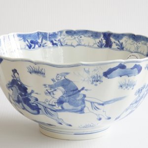 Un bol en porcelaine de Chine bleu et blanc à décor de cavaliers, Kangxi — photo 8