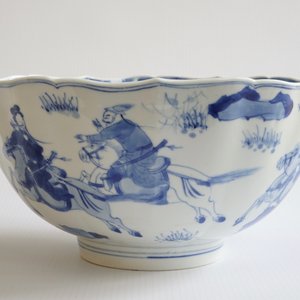 Un bol en porcelaine de Chine bleu et blanc à décor de cavaliers, Kangxi — photo 9