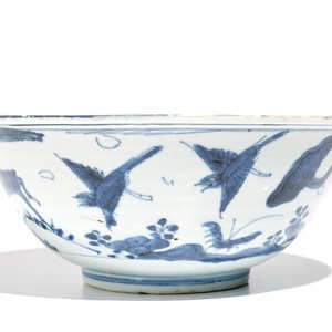 Un bol en porcelaine de Chine bleu et blanc à décor de cerfs, Wanli — photo 3