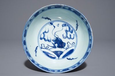 Un bol en porcelaine de Chine bleu et blanc à décor de 'dragon et phénix' , Wanli