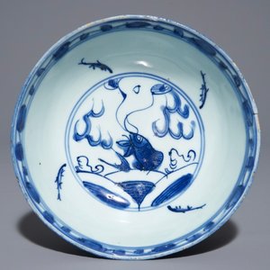 Un bol en porcelaine de Chine bleu et blanc à décor de 'dragon et phénix' , Wanli — photo 1