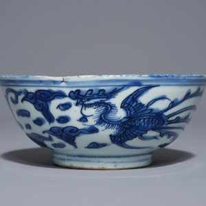 Un bol en porcelaine de Chine bleu et blanc à décor de 'dragon et phénix' , Wanli — photo 4