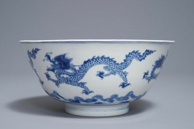 Un bol en porcelaine de Chine bleu et blanc à décor de dragons, marque et époque de Kangxi