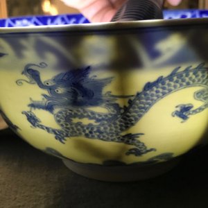 Un bol en porcelaine de Chine bleu et blanc à décor de dragons, marque et époque de Kangxi — photo 18
