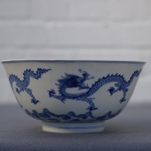 Un bol en porcelaine de Chine bleu et blanc à décor de dragons, marque et époque de Kangxi — photo 8
