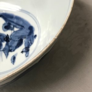 Un bol en porcelaine de Chine bleu et blanc à décor de figures sur taureaux, époque Transition — photo 16