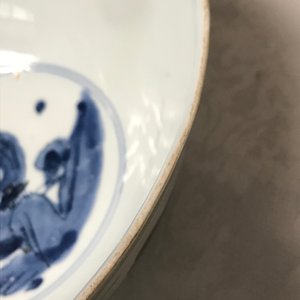 Un bol en porcelaine de Chine bleu et blanc à décor de figures sur taureaux, époque Transition — photo 17