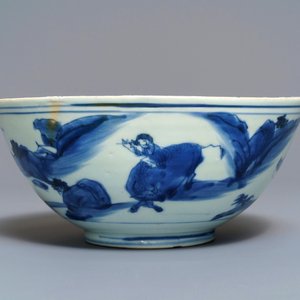 Un bol en porcelaine de Chine bleu et blanc à décor de figures sur taureaux, époque Transition — photo 4