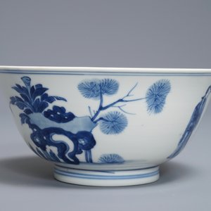 Un bol en porcelaine de Chine bleu et blanc à décor de longues dames, Kangxi — photo 2