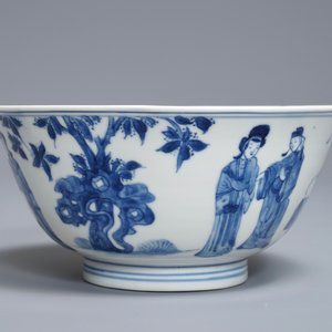 Un bol en porcelaine de Chine bleu et blanc à décor de longues dames, Kangxi — photo 4