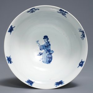 Un bol en porcelaine de Chine bleu et blanc à décor de longues dames, Kangxi — photo 5