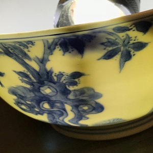 Un bol en porcelaine de Chine bleu et blanc à décor de longues dames, Kangxi — photo 8