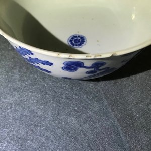 Un bol en porcelaine de Chine bleu et blanc à décor de phénix, marque de Chenghua, Kangxi — photo 7