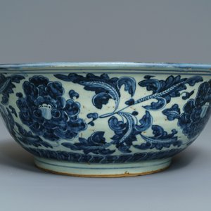 Un bol en porcelaine de Chine bleu et blanc à décor de pivoines, Ming — photo 2