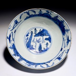 Un bol en porcelaine de Chine bleu et blanc à décor d'un paysage, Ming, Wanli/Jiajing — photo 1