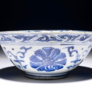 Un bol en porcelaine de Chine bleu et blanc à décor d'un paysage, Ming, Wanli/Jiajing — photo 3