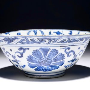 Un bol en porcelaine de Chine bleu et blanc à décor d'un paysage, Ming, Wanli/Jiajing — photo 5