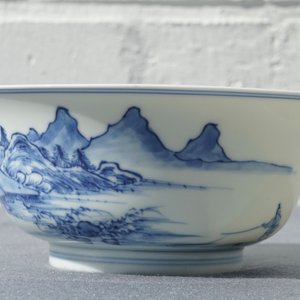 Un bol en porcelaine de Chine bleu et blanc à décor d'un paysage raffiné, marque et époque de Yongzheng — photo 11