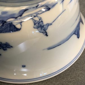 Un bol en porcelaine de Chine bleu et blanc à décor d'un paysage raffiné, marque et époque de Yongzheng — photo 15