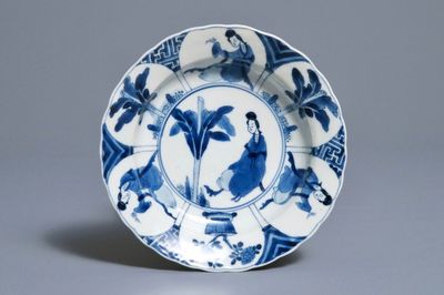Un bol en porcelaine de Chine bleu et blanc à décor d'une longue dame, marque et époque de Kangxi