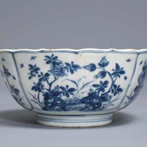 Un bol en porcelaine de Chine bleu et blanc, à décor floral, Kangxi — photo 4